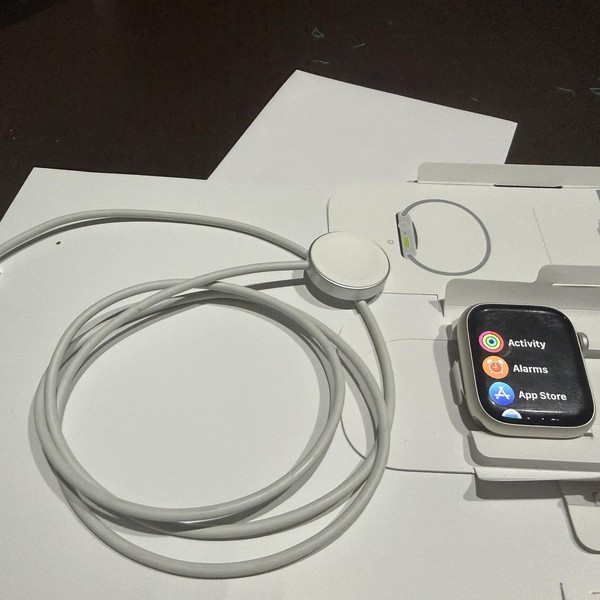 Apple Watch Series 8 41mm - Unlocked, Silver, A2772 - Cellular, Aluminum