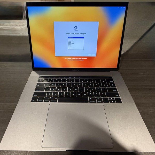 MacBook Pro 2017 (With Touch Bar) - 15 inch - I7, Gray, 256 GB, 16 GB