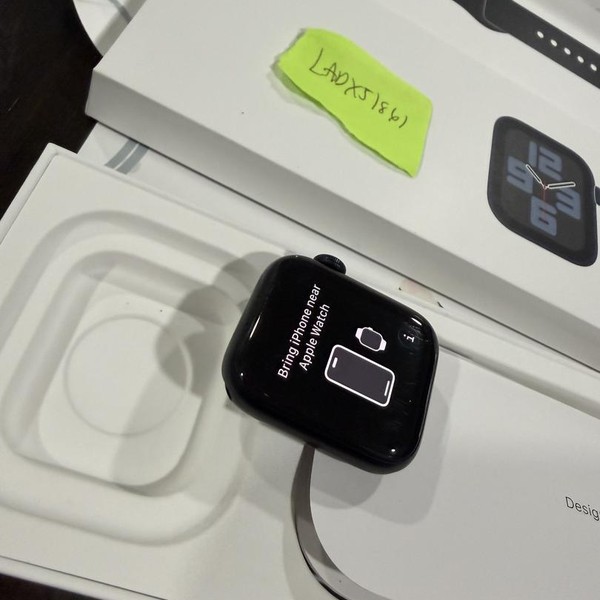 Apple Watch SE 2nd Gen 40mm - Unlocked, Midnight, A2726 - Cellular, Aluminum