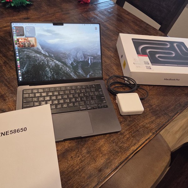 MacBook Pro Late 2023 (M3) - 14 inch - 1 TB, Black, 18 GB, Apple M3 Pro 12-core, 18-core GPU