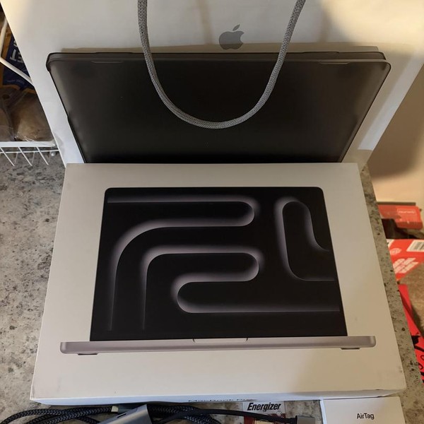 MacBook Pro 2026 - 14 inch (M5) - 1 TB, Silver, 16 GB, Apple M5, Standard Display