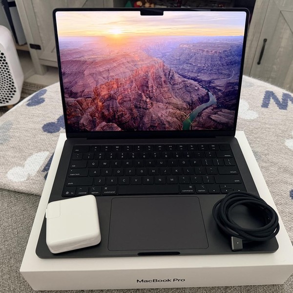 MacBook Pro 2025 - 14 inch - 512 GB, Space Black, 16 GB, Apple M5