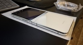 Good
													Samsung Galaxy Z Flip5 - Unlocked, Cream, 256 GB, 8 GB, SM-F731U1, photo 2 of 9