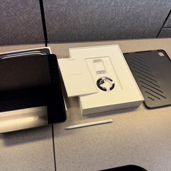 Apple iPad Pro 13 inch (M4) 2024 - Unlocked, 2 TB, Black, 16 GB, A2926, Standard Glass