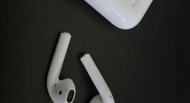 Used
													Apple AirPods 2nd Gen - Lightning Case, photo 3 of 5