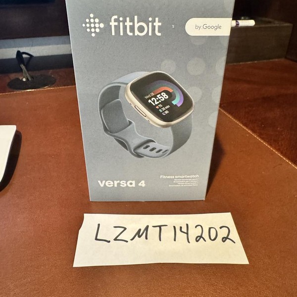 Fitbit Versa 4 - Platinum