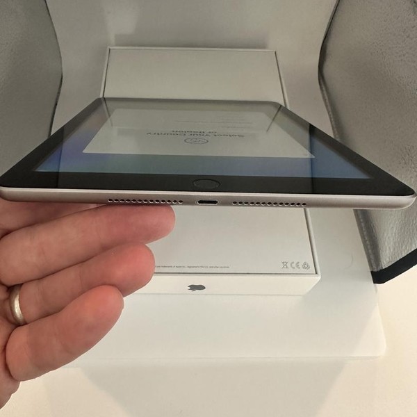 Apple iPad 5th Gen - Wi-Fi, 32 GB, Gray, A1822