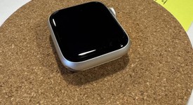 Good
													Apple Watch SE 2nd Gen 40mm - Unlocked, Starlight, A2726 - Cellular, Aluminum, photo 2 of 8
