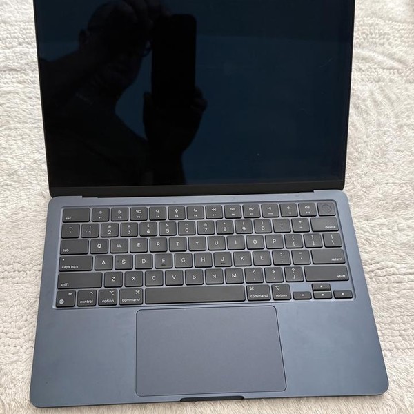 MacBook Air 2022 (M2) - 13 inch - 256 GB, Midnight, 8 GB, Apple M2
