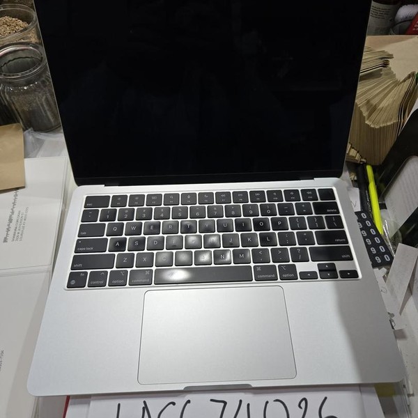 MacBook Air 2022 (M2) - 13 inch - 256 GB, Silver, 8 GB, Apple M2