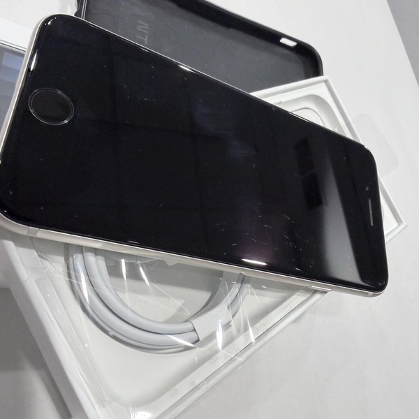 Apple iPhone SE 3rd Gen 2022 - Unlocked, 64 GB, Starlight, A2595