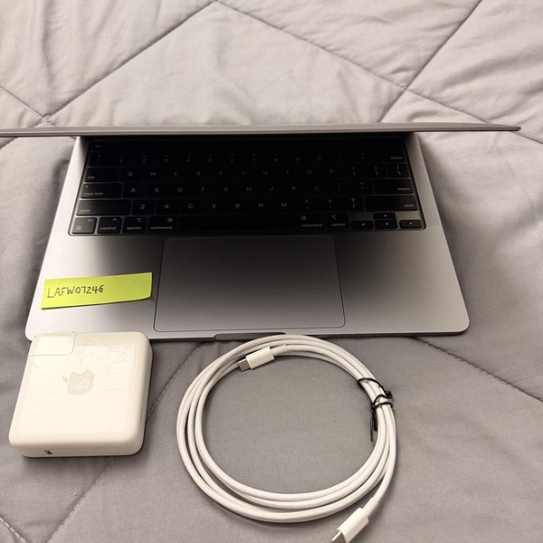 MacBook Pro 2020 - 13 inch - 512 GB, Gray, 16 GB, Apple M1