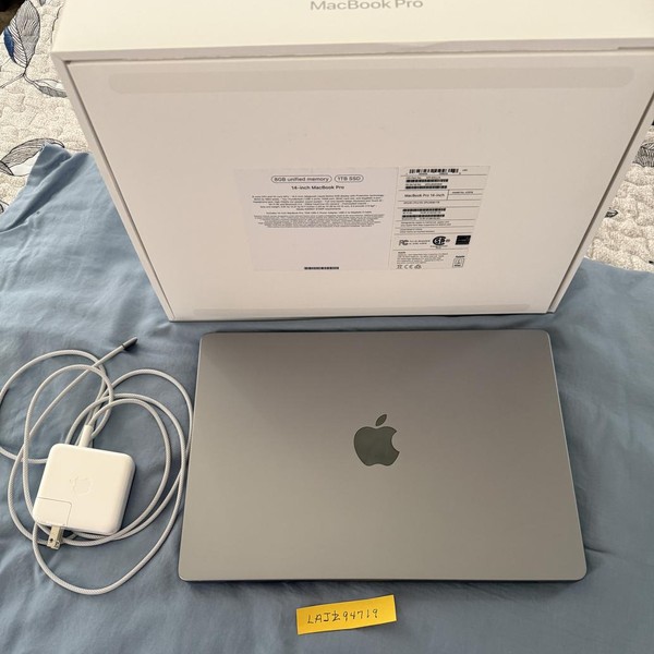 MacBook Pro Late 2023 (M3) - 14 inch - 1 TB, Gray, 8 GB, Apple M3, 10-core GPU