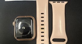 Good
													Apple Watch Series 4 40mm - Unlocked, Gold, A1975 - Cellular, Aluminum, photo 2 of 8