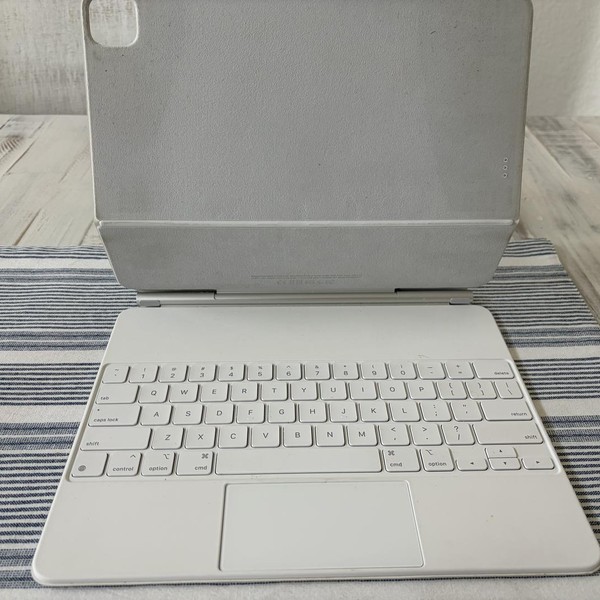 Apple Magic Keyboard for iPad Pro - White