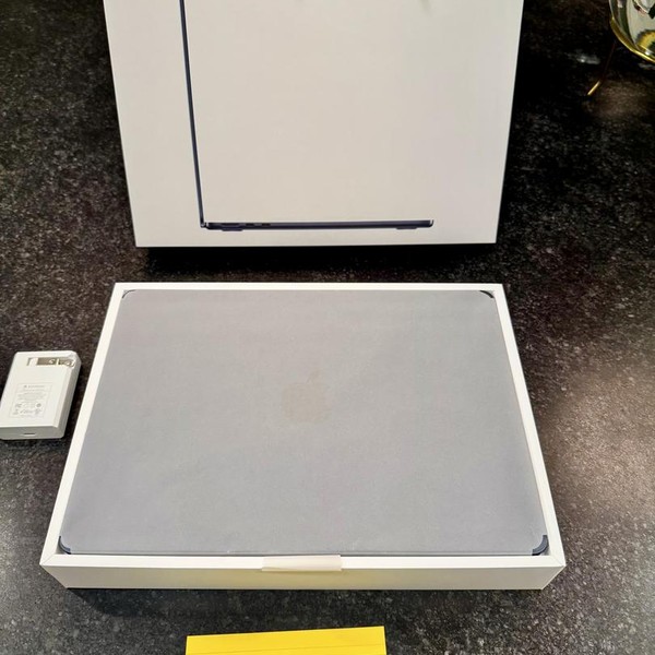 MacBook Air 2024 (M3) - 13 inch - 1 TB, Midnight, 24 GB, Apple M3, 10-core GPU