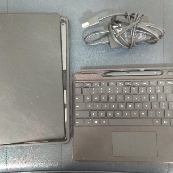 Microsoft Surface Pro 9 - Wi-Fi, 1 TB, Platinum, 32 GB, Intel Core i7, Wi-Fi