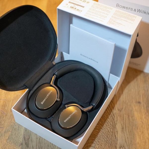 Bowers & Wilkins PX8 - Black