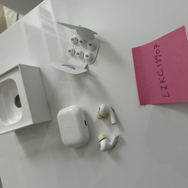 Apple AirPods Pro 2 - Lightning