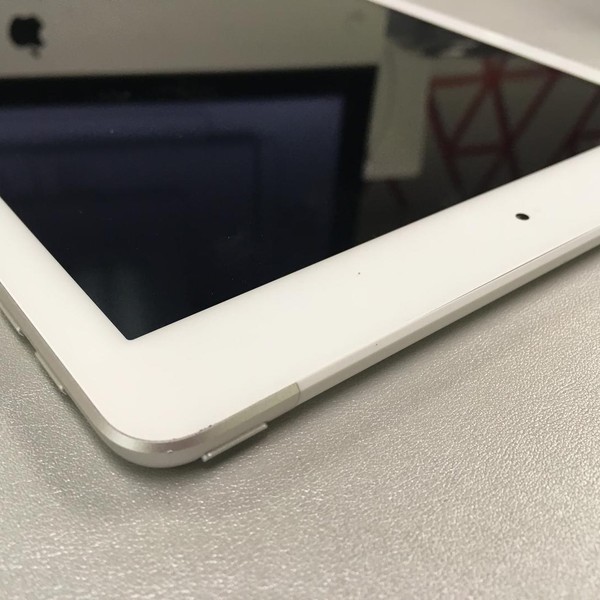 Apple iPad 5th Gen - Unlocked, 32 GB, Silver, A1823