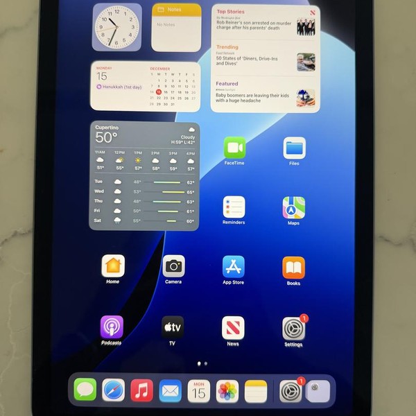 Apple iPad Air 5th Gen - Wi-Fi, Blue, 64 GB, A2588