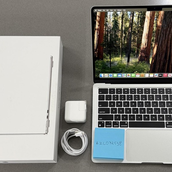 MacBook Air 2024 (M3) - 13 inch - 256 GB, Silver, 8 GB, Apple M3, 8-core GPU