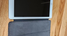 Fair
													Apple iPad 5th Gen - Wi-Fi, Gold, 32 GB, A1822, photo 3 of 11