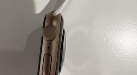 Good
													Apple Watch SE 1st Gen 44mm - Gold, A2352 - GPS, Aluminum, photo 3 of 6