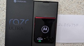 Mint
													Motorola Razr Ultra (2025) - Unlocked, PANTONE Rio Red, 1 TB, 16 GB, photo 5 of 9