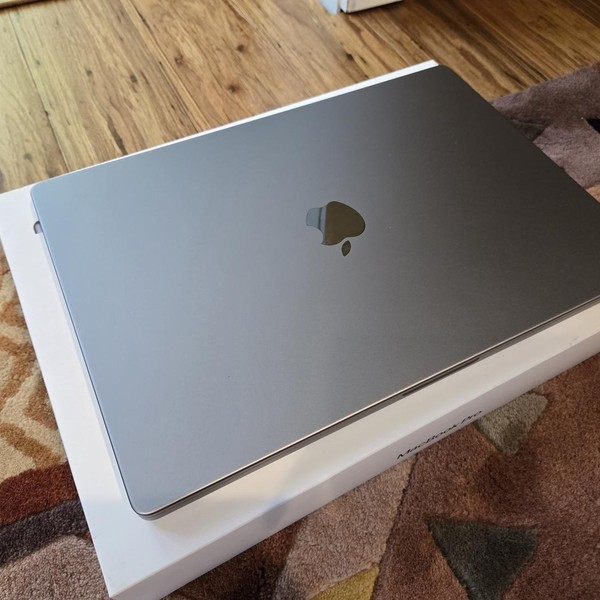 MacBook Pro 2023 - 16 inch - 2 TB, Silver, 32 GB, Apple M2 Max