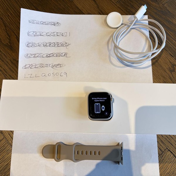 Apple Watch SE 2nd Gen 40mm - Unlocked, Starlight, A2726 - Cellular, Aluminum