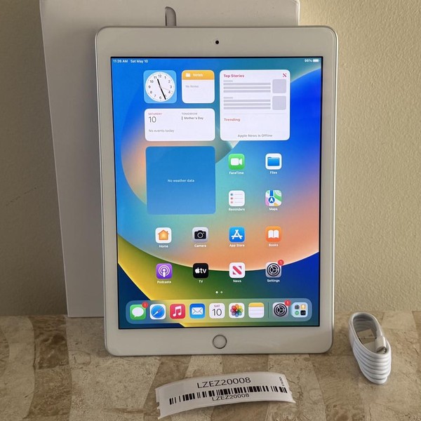 Apple iPad 5th Gen - Wi-Fi, 32 GB, Silver, A1822