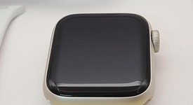 Good
													Apple Watch SE 2nd Gen 40mm - Unlocked, Starlight, A2726 - Cellular, Aluminum, photo 3 of 4