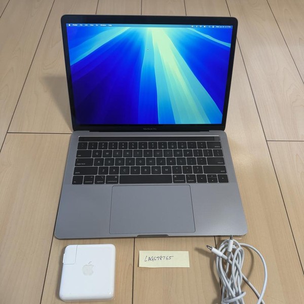 MacBook Pro 2019 - 13 inch - 256 GB, Silver, 8 GB, Intel Core i5