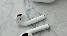 Used
													Apple AirPods 2nd Gen - Lightning Case, photo 3 of 3