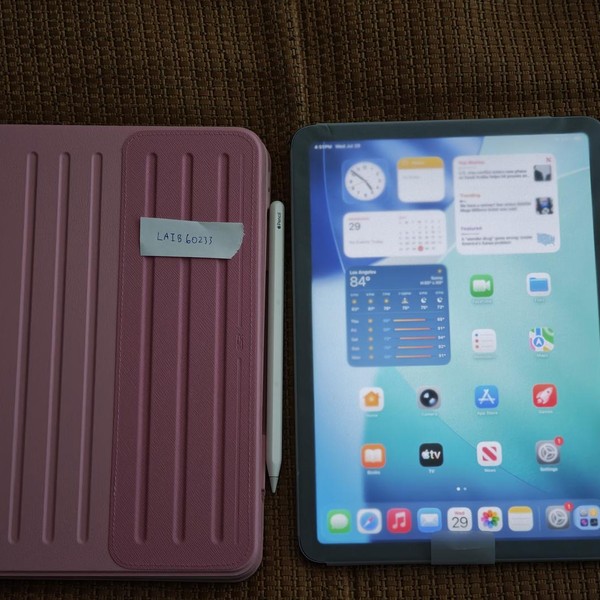 Apple iPad Air (5th Gen) - Unlocked, 256 GB, Purple, A2589