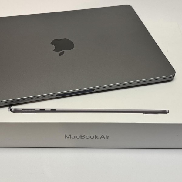 MacBook Air 2022 (M2) - 13 inch - 256 GB, Silver, 8 GB, Apple M2