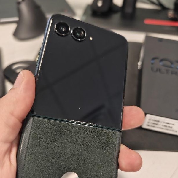 Motorola Razr Ultra (2025) - Unlocked, 512 GB, PANTONE Scarab, 16 GB