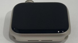 Good
													Apple Watch SE 3rd Gen 40mm - Unlocked, Starlight, A3326 - Cellular, photo 4 of 7