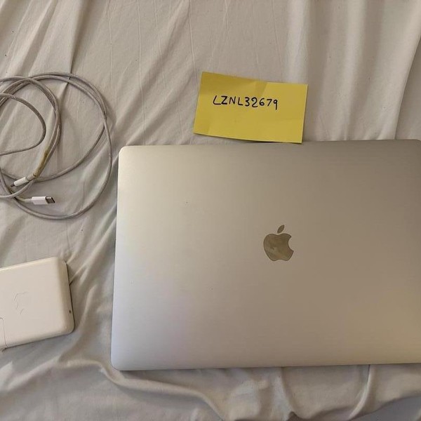 MacBook Pro 2018 (With Touch Bar) - 15 inch - 512 GB, Silver, 16 GB, Intel Core i7