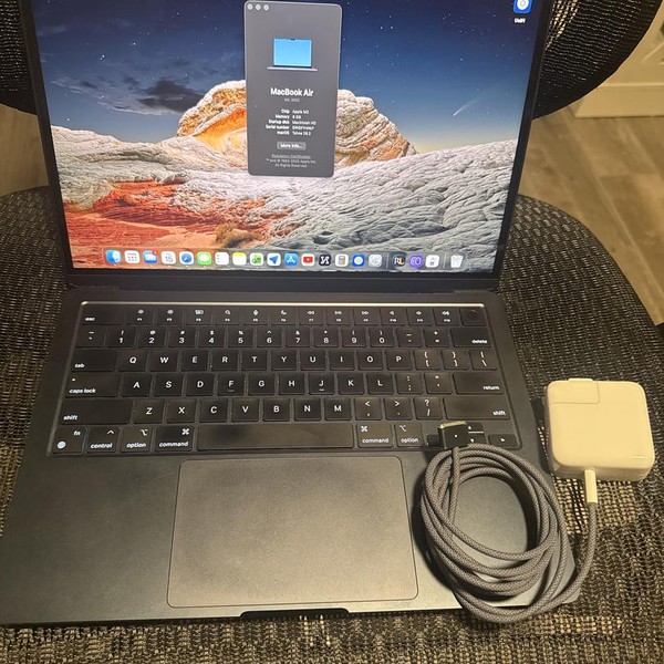 MacBook Air 2022 (M2) - 13 inch - 256 GB, Midnight, 8 GB, Apple M2