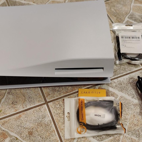 PlayStation 5 Standard Edition (2020) - White, 825 GB, Standard Edition