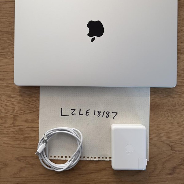 MacBook Pro 2024 - 16 inch - 1 TB, Silver, 64 GB, Apple M4 Max 16-core