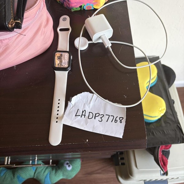 Apple Watch SE 2nd Gen 40mm - Starlight, A2722 - GPS, Aluminum