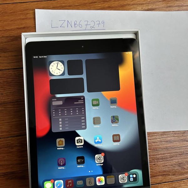 Apple iPad 5th Gen - Unlocked, 32 GB, Gray, A1823