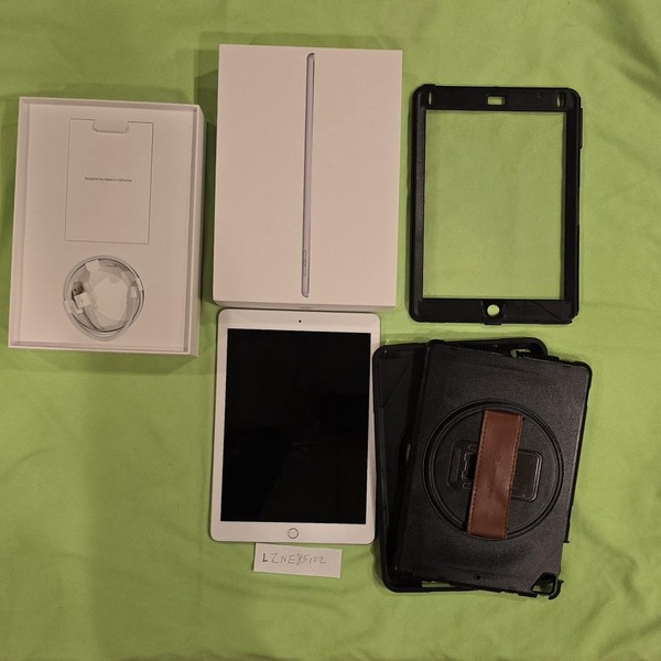 Apple iPad 6th Gen - Wi-Fi, 32 GB, Silver, A1893