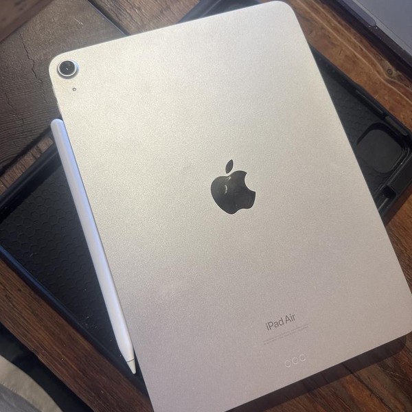 Apple iPad Air (5th Gen) - Wi-Fi, 64 GB, Starlight, A2588