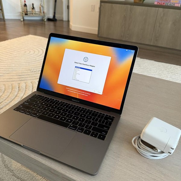 MacBook Pro 2017 (No Touch Bar) - 13 inch - 256 GB, Gray, 8 GB, Intel Core i5