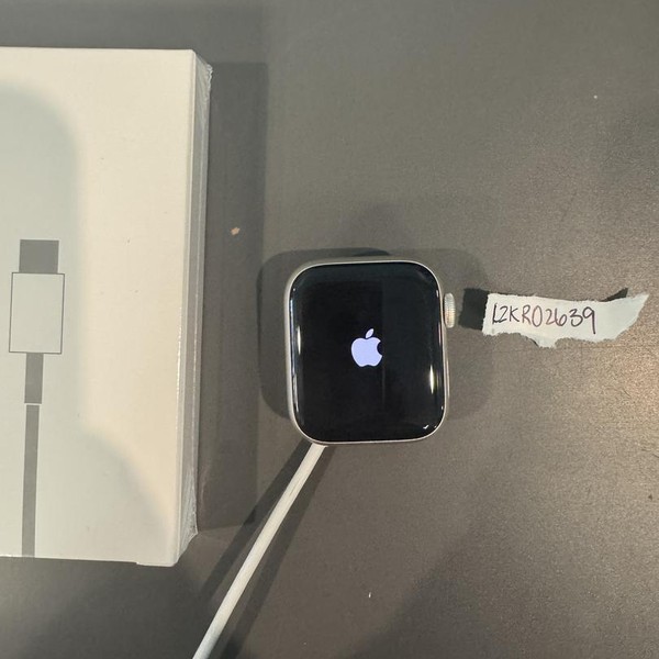 Apple Watch SE 2nd Gen 40mm - Silver, A2722 - GPS, Aluminum