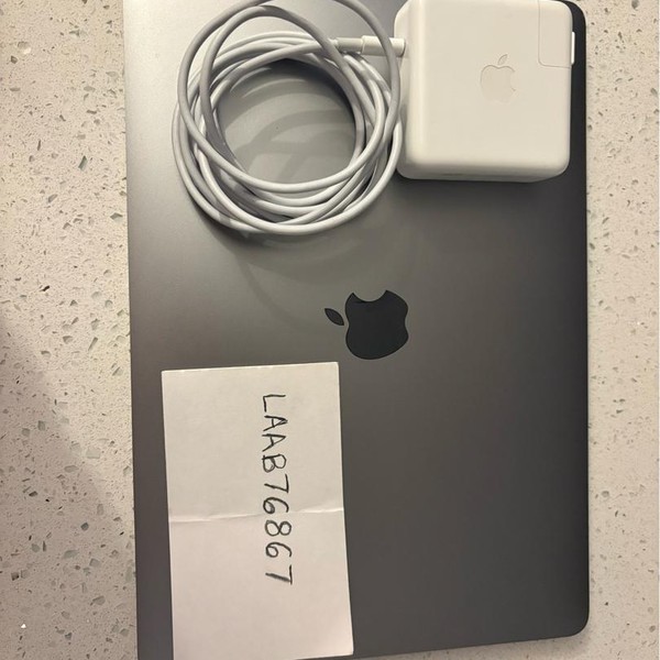 MacBook Pro 2019 - 13 inch - 256 GB, Gray, 8 GB, Intel Core i5